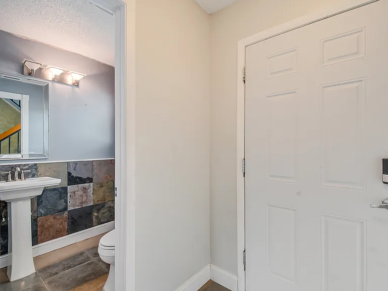 1025 Wentworth Ct — Photo 5