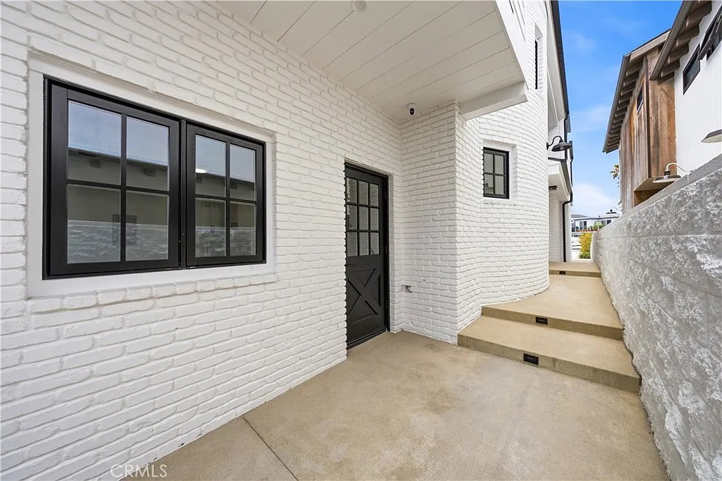 3 bed, 2.5 bath, 2575 sqft, $18,000 — Photo 3