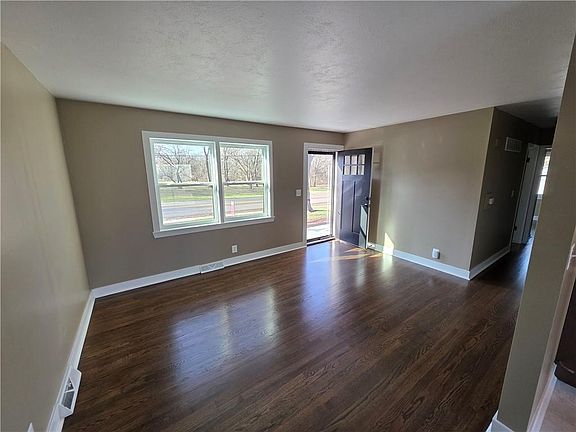 4th image of 212 W Cambridge Rd