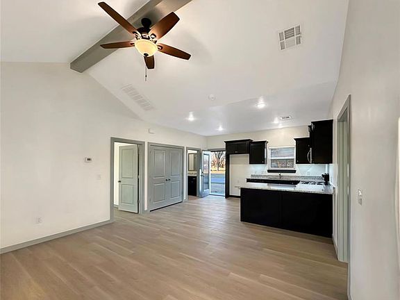 3rd image of 2010 Willow Pl