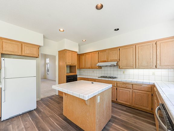 3rd image of 1423 Maxwell Way