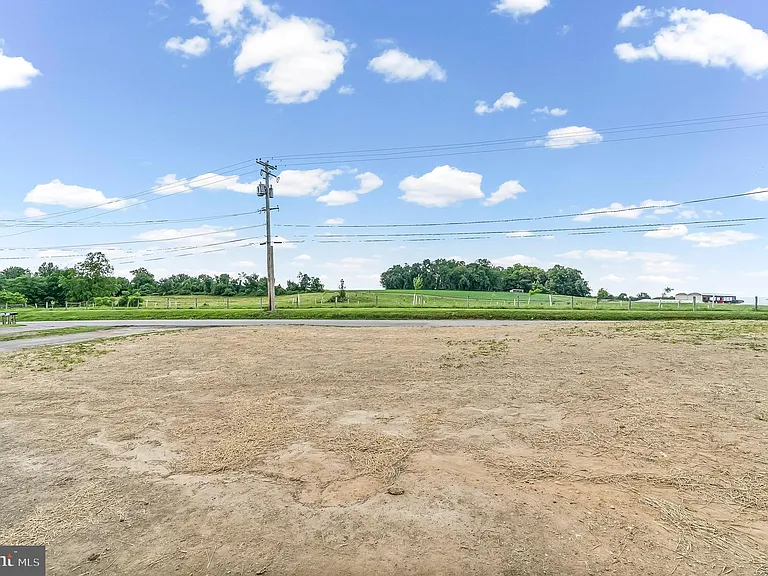 328 Line Rd — Photo 2