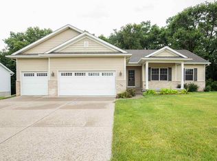 900 Iowa Dr, Le Claire, IA 52753