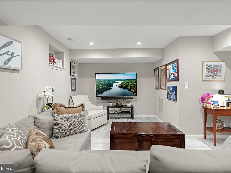 6709 Pemberton St — Photo 36