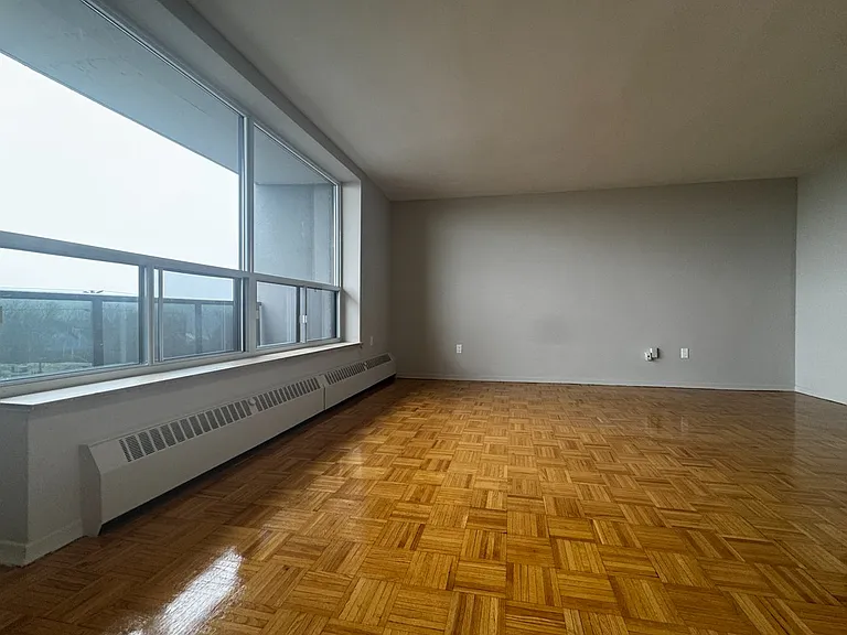 1219 Dundas St W — Photo 34