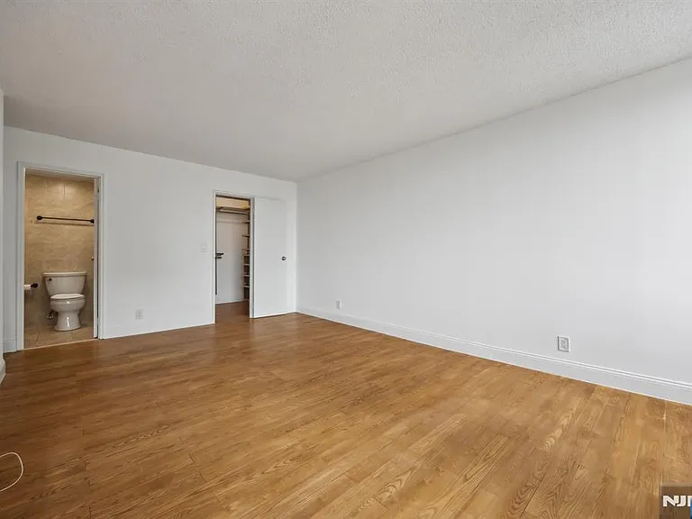 300 Winston Dr #2020 — Photo 11