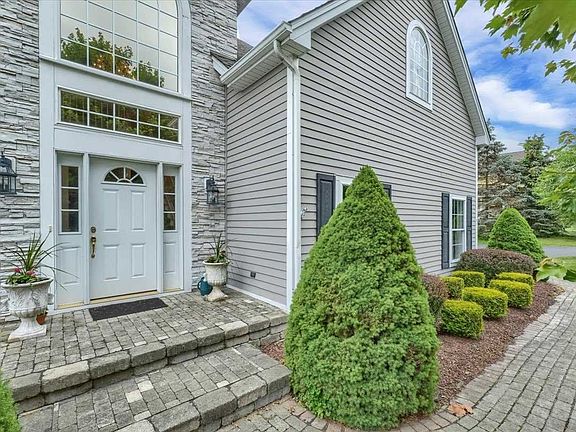 5th image of 34 Oakbrook Ln