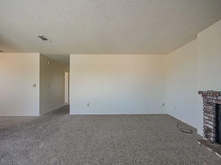 1021 W Perdew Ave — Photo 3