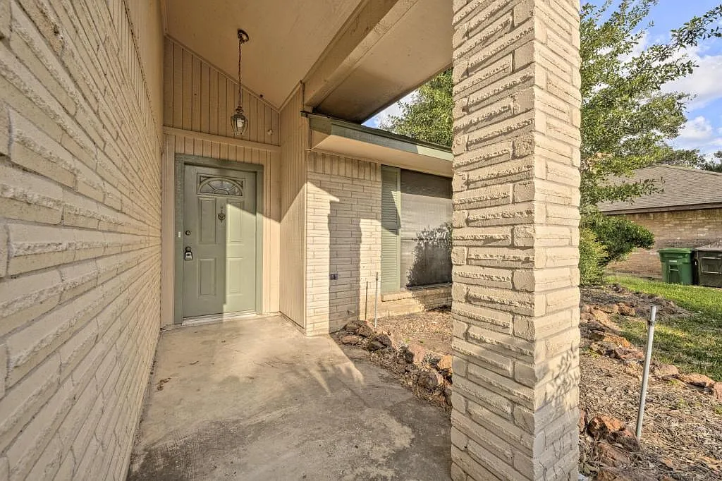 2327 Shadbury Ct. — Photo 2