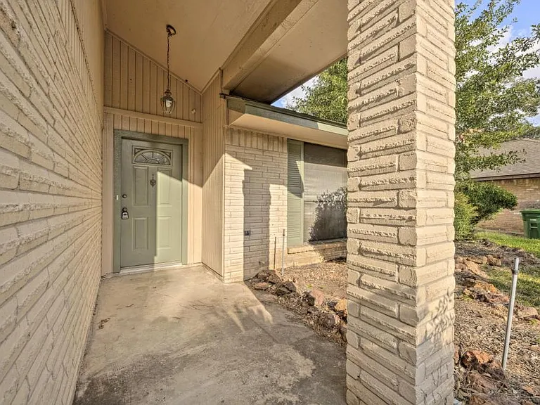 2327 Shadbury Ct — Photo 2