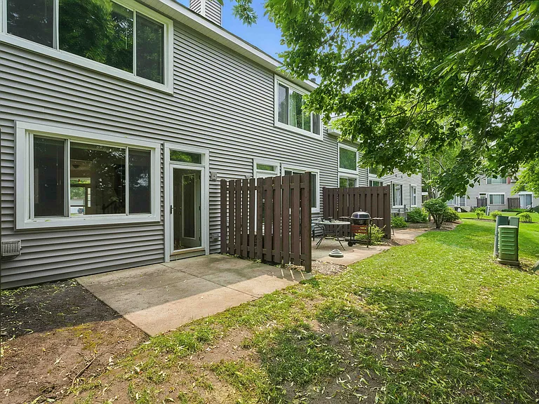 2052 Waverly Ln — Photo 15