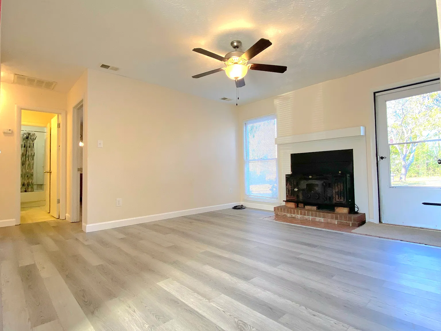 3 bed, 1.5 bath, 901 sqft, $1,100 — Photo 2