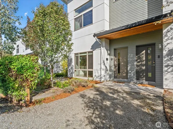 4270 S Greenbelt Station Drive, Seattle, WA 98118