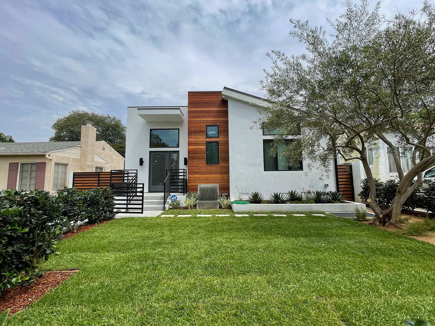 Newer Built Contemporary-Located in one of LA's most desirable areas, minutes to Beverly Hills, W... — Photo 2