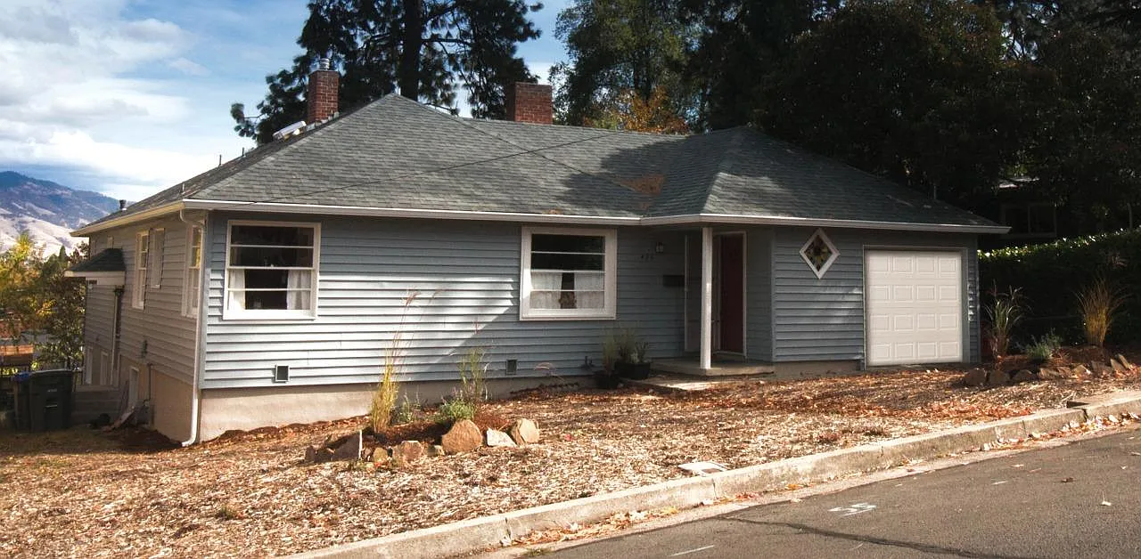 438 Morton St photo 1
