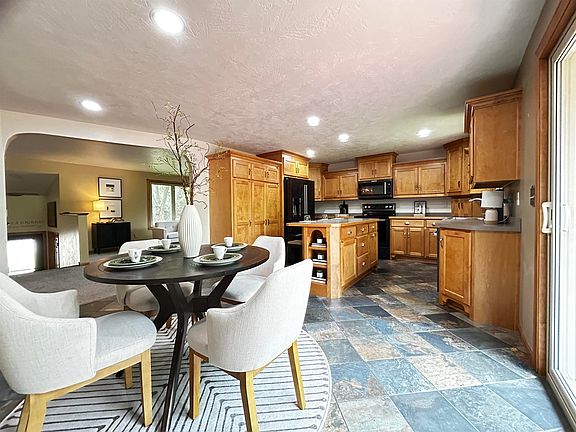 4th image of 2762 Klee St