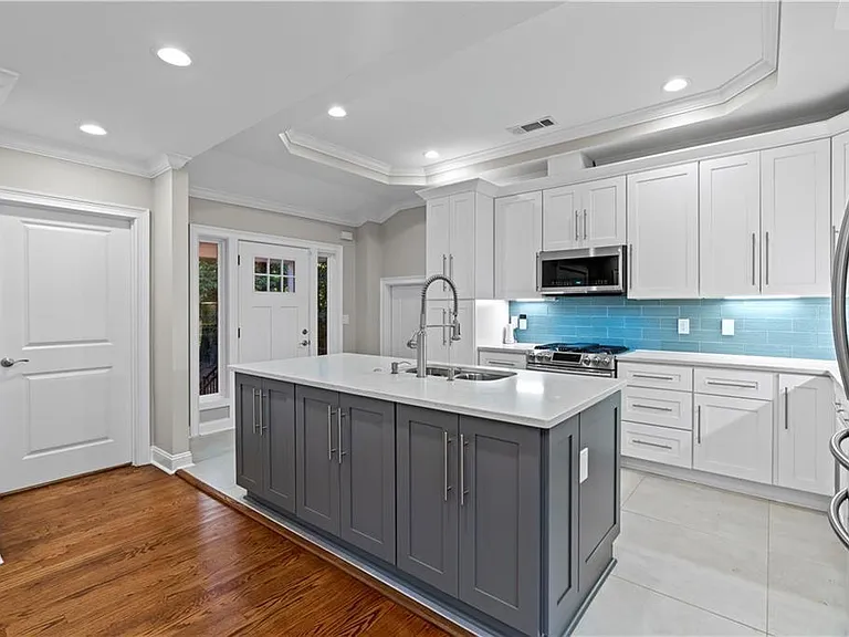 1841 Gainsborough Dr — Photo 8