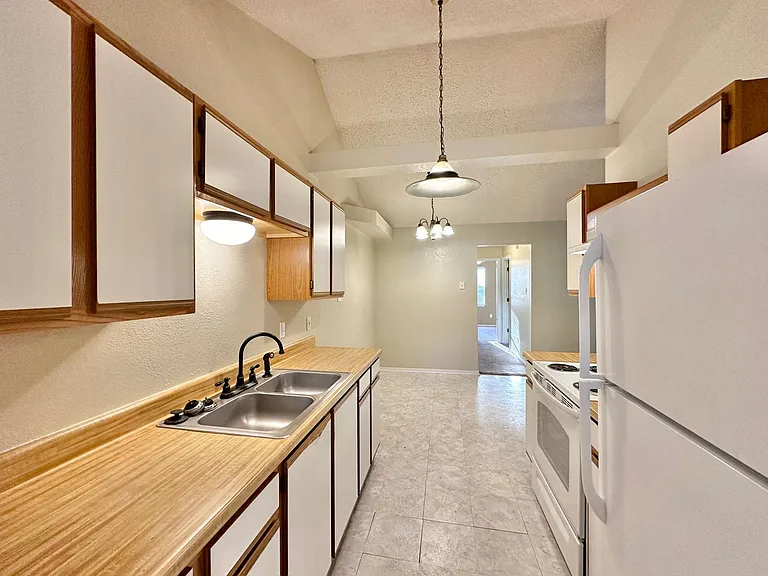 401 W Lincoln Ave — Photo 12