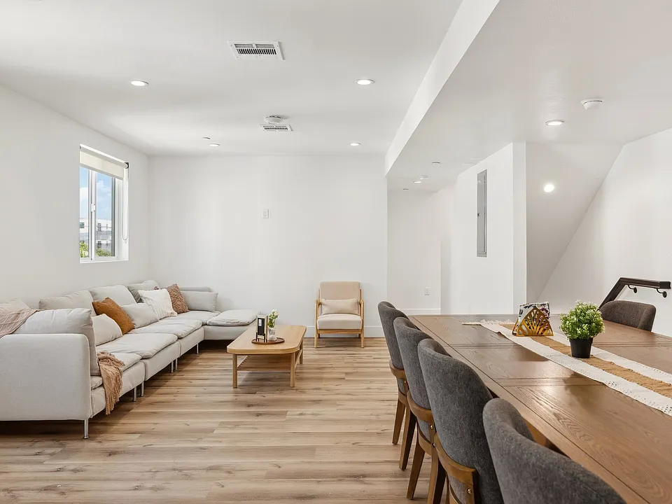 1332 W 35th Pl - USC DPS