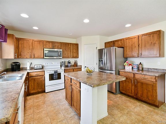5th image of 929 W Union Ave