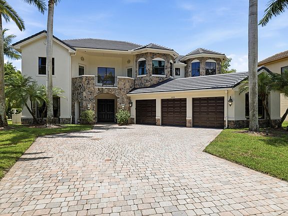 2nd image of 10594 Versailles Boulevard