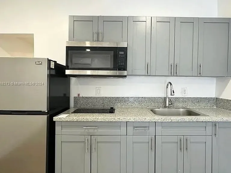 NE Miami Pl — Photo 3