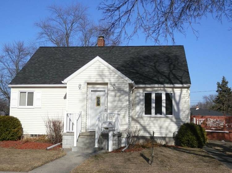Nice updated 4 bedroom home in quiet southend neighborhood along a dead end street. Newer vinyl sidi