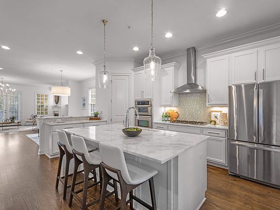Open layout kitchen, dining & family room with 10-foot ceilings