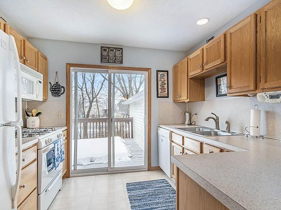 3rd image of 6999 Lake Bluff Dr NE