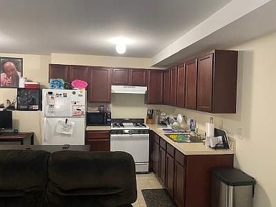 5th image of 10 Malibu Ct #B