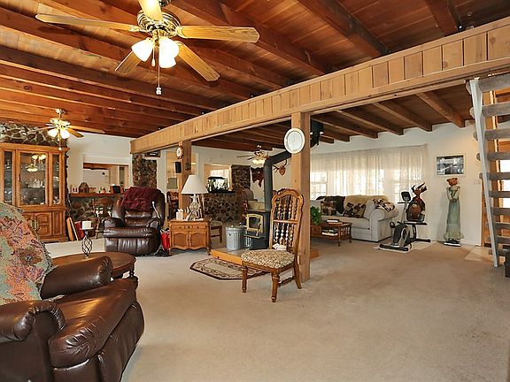 3rd image of 983 Canyon Dr.