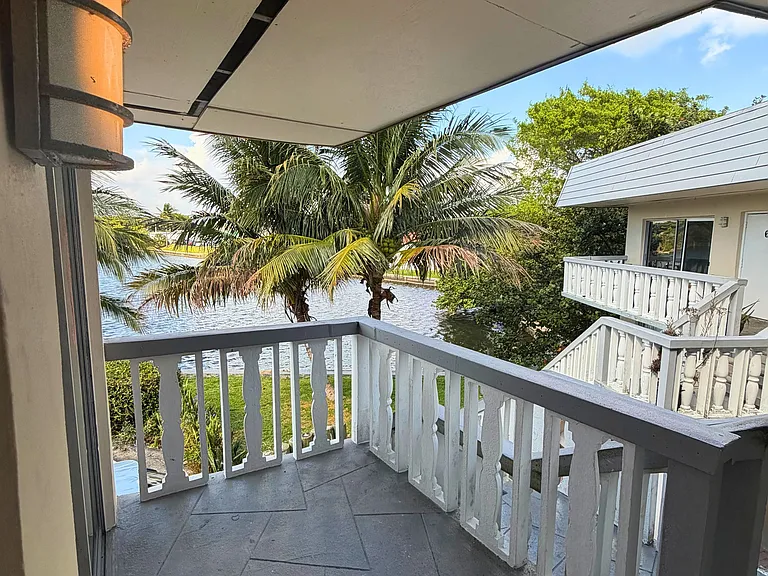 519 W Kalmia Dr — Photo 1