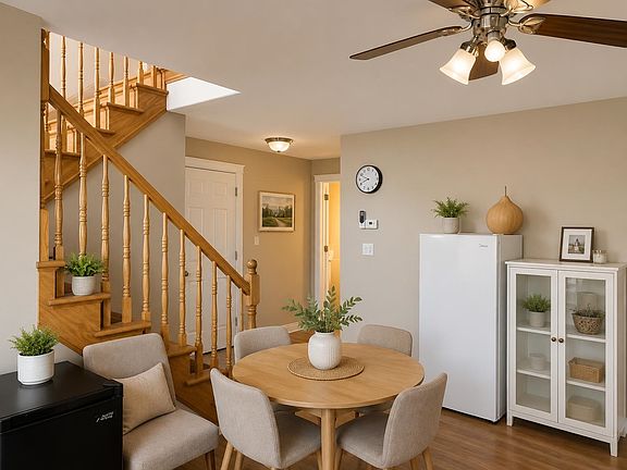 5th image of 62 Sandlewood St W