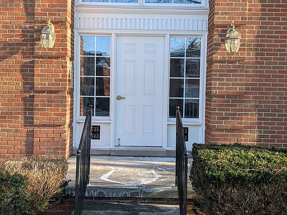 2nd image of 733 E Fox Hills Dr