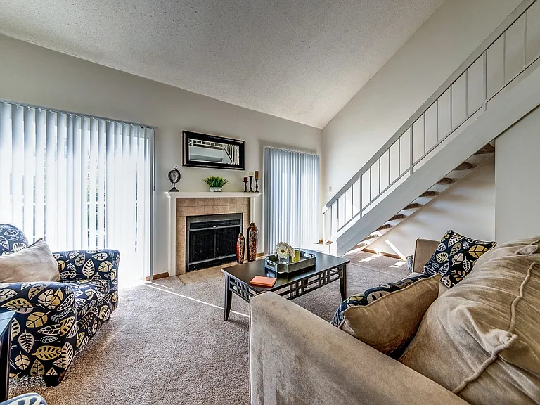 Country Club Place Apartments — Photo 11
