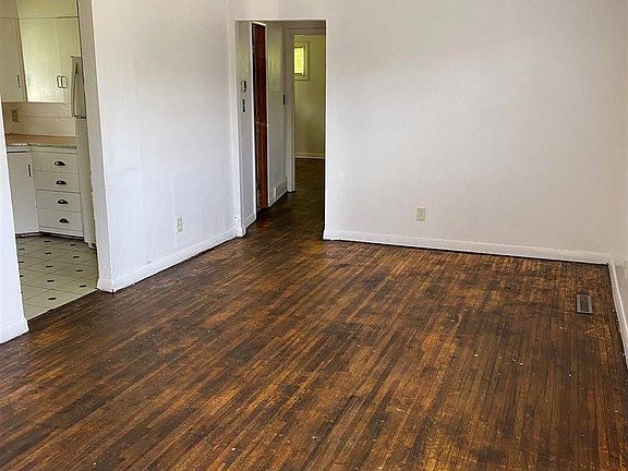 3rd image of 1800 W 3rd St