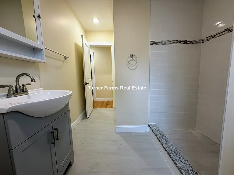 7 Lowell Cir #1R — Photo 8