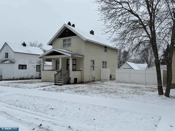 309 6th St SW, Chisholm, MN 55719