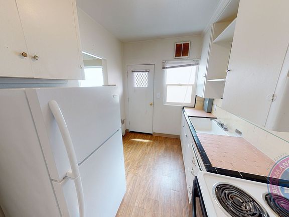 4th image of 2222 NE Pacific St APT E