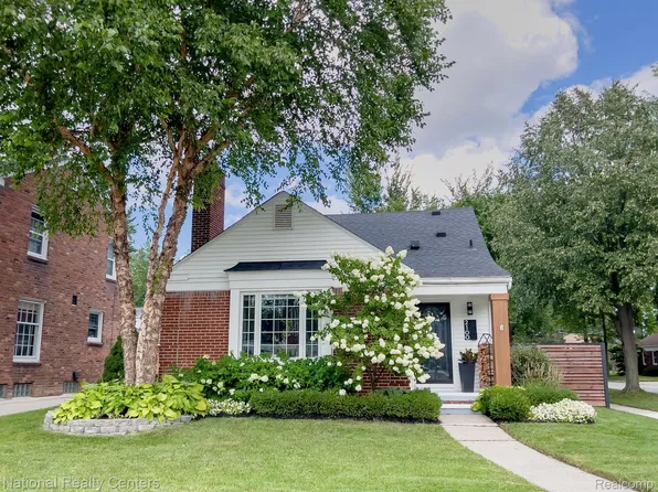 2100 Beaufait Dr, Grosse Pointe Woods, MI 48236