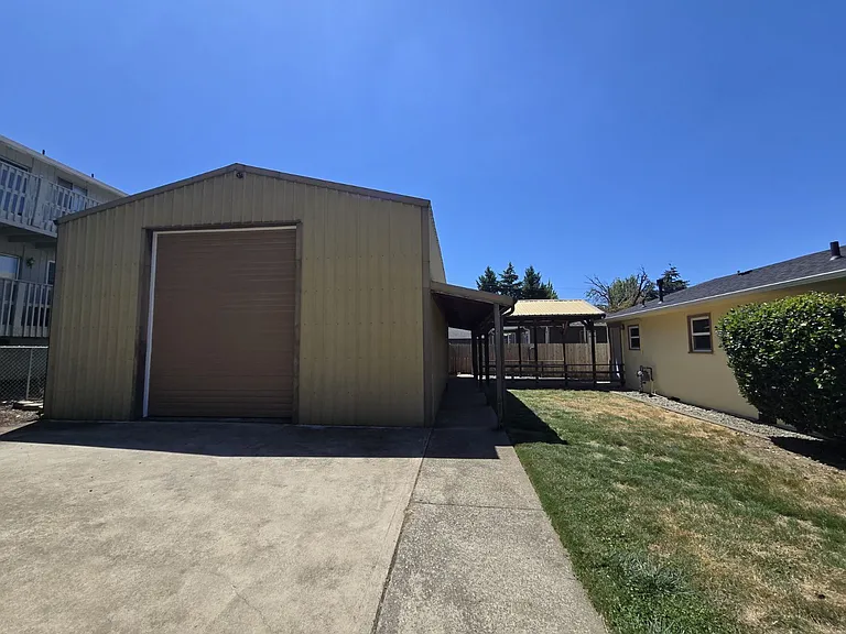 563 W Center St — Photo 32