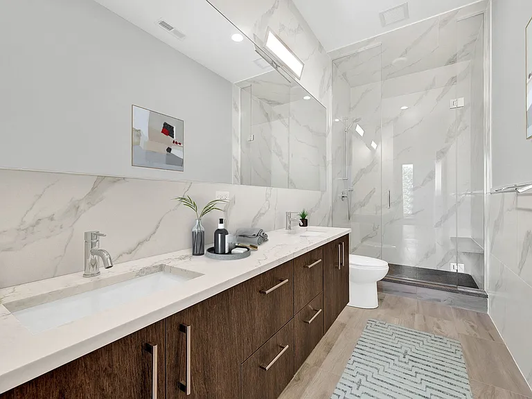 2924 W Medill Ave — Photo 4