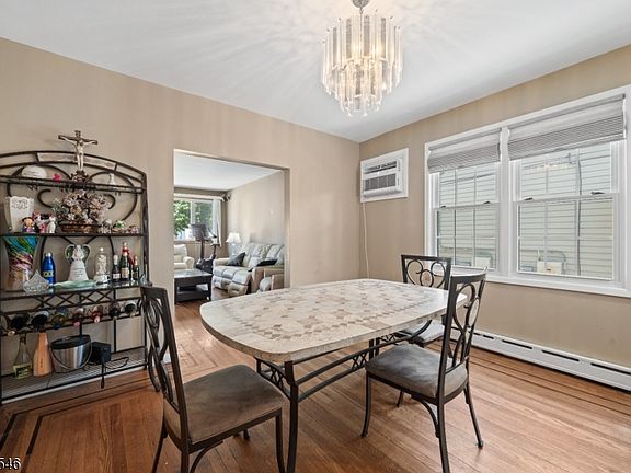 4th image of 81 Huron Ave
