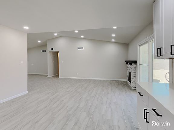 4th image of 2058 W Village Dr