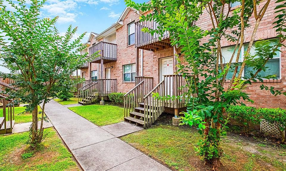 1st image of 11905 Algonquin Dr Unit 10