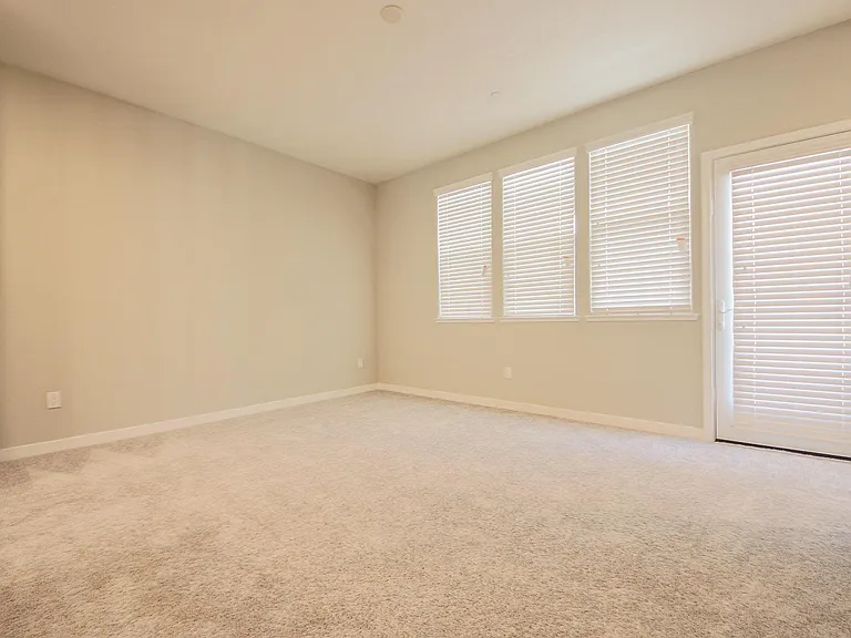 1579 Pratt Pl — Photo 9