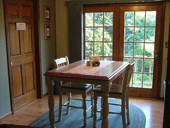 eat in kitchen/ breakfast nook