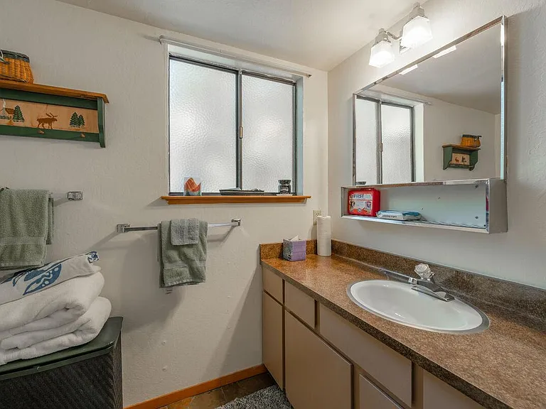 5658 Rhodesia Rd — Photo 14