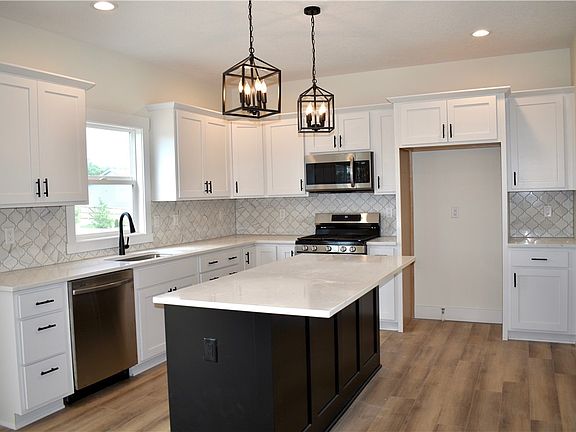 4th image of 302 Burton Dr