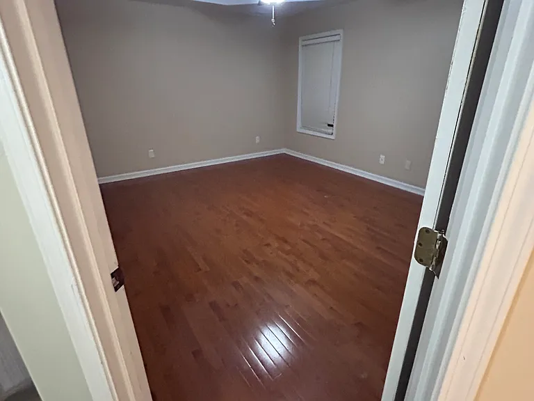 325 London Ln — Photo 11